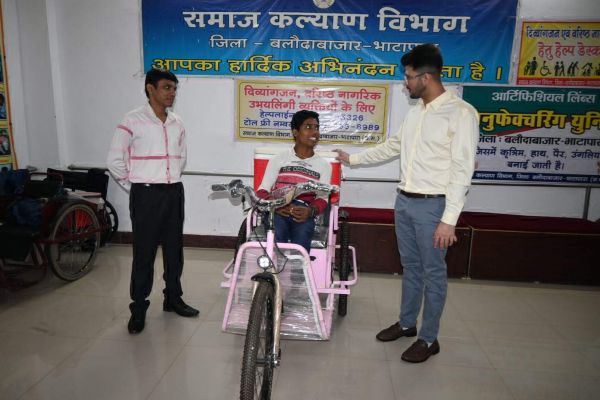 मुकेश को मिला मोटराइज्ड ट्राईसिकल,स्कूल आने -जाने में होगी सहूलियत