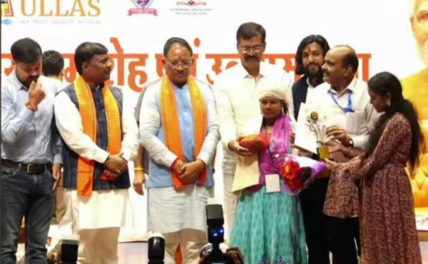 सीएम ने दिव्यांग शांति की प्रतिभा देख राज्य स्तरीय उल्लास मेला में किया सम्मानित