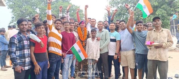 सीआरपीएफ की ट्रेनिंग कर गांव पहुंचे खुमेश का स्वागत