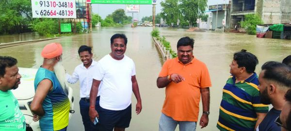बाढ़ का विधायक, महापौर व आयुक्त ने लिया जायजा