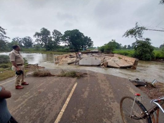 बाढ़ में फंसे लोगों को सुरक्षित निकाला 