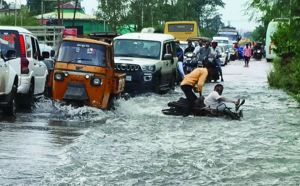 शिवनाथ में बाढ़, कई इलाके जलमग्न, सडक़ पर पानी, वाहनों की लंबी कतार