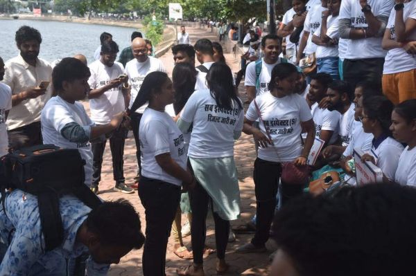 मुंडन करा रहे अभ्यर्थी खदेड़े गए, युवतियों ने चोटी कटवाई 