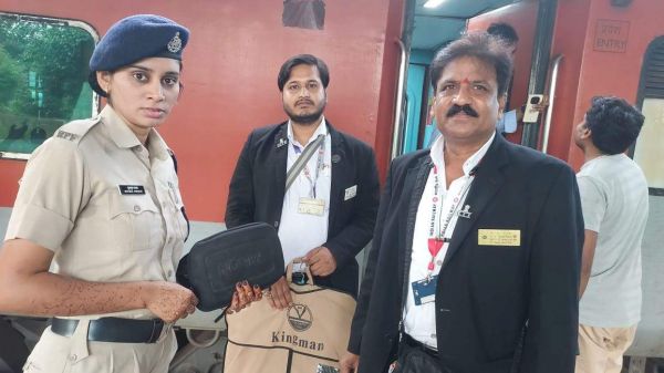 लावारिस मिला कोट हैंड बैग आरपीएफ के सुपुर्द