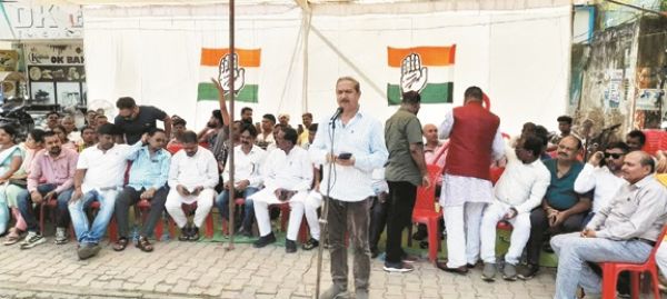 निर्माण सामग्रियों और बिजली दरों में वृद्धि के खिलाफ कांग्रेस ने दिया धरना