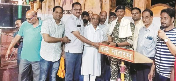  सीआरपीएफ का प्रशिक्षण पूर्ण कर पिथौरा पहुंचे उदय का स्वागत