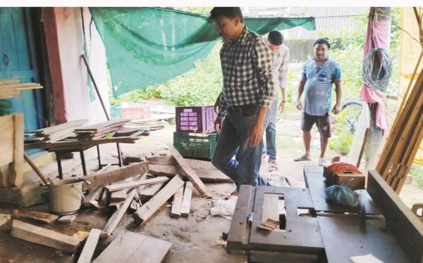 आवापल्ली के घरों में छापा, सागौन चिरान-लठ्ठे जब्त