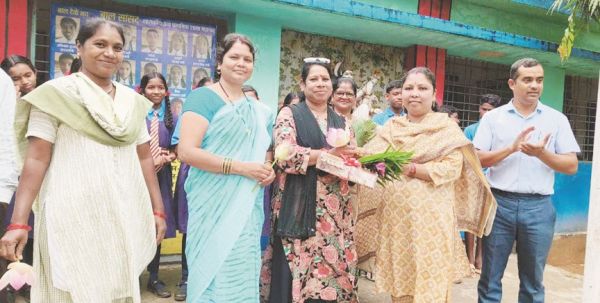बीआरसी ने किया शाला अवलोकन, शिक्षक शिवचरण को दी राज्यपाल पुरस्कार की बधाई