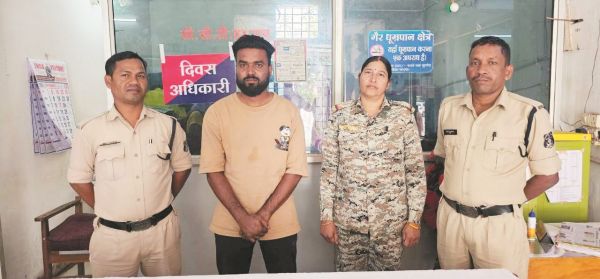 नशे में धुत्त युवक ने पकड़ा महिला का हाथ, मामला दर्ज