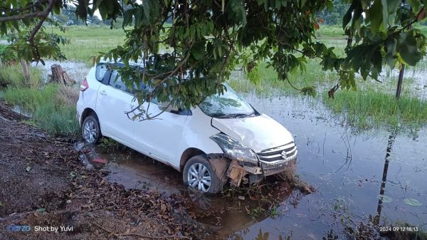 कार ने मोपेड को मारी टक्कर, मोपेड सवार घायल