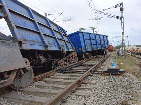 मालगाड़ी के 4 डिब्बे उतरे 