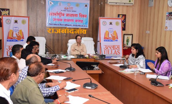 असाक्षरों को अक्षर ज्ञान व दैनिक जीवन में मोबाईल के उपयोग को भी बताएं 