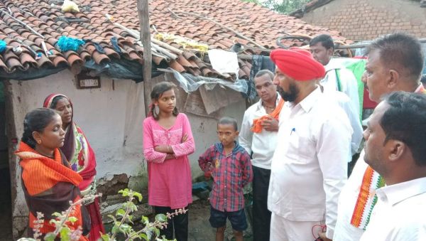 बाढ़ प्रभावितों से मिलने पहुंचे शहर कांग्रेस अध्यक्ष व पदाधिकारी