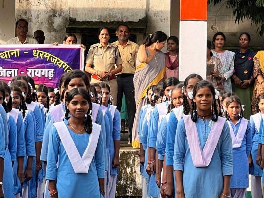 स्कूल में पुलिस का जागरूकता कार्यक्रम