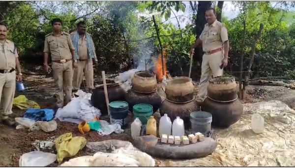 सबरिया डेरा सलोनीकला-छिरचुआ में दबिश, कच्ची महुआ शराब-लहान जब्त