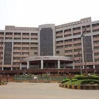 आयकर छापों के आडिट मामले में  पार्टियों से नेगोसिएशन कर बनाई संपत्ति