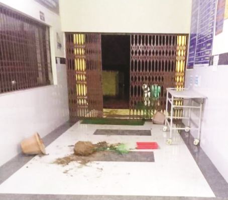 डॉक्टरों के नहीं मिलने पर लोगों ने सामान उठापटक कर निकाला गुस्सा