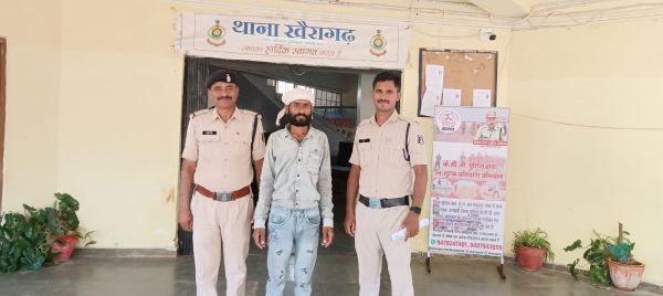 घर घुसकर महिला से  छेडख़ानी, आरोपी गिरफ्तार