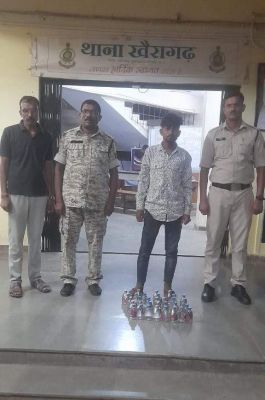 शराब बेचते आरोपी पकड़ाया