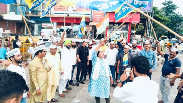 केजरीवाल के बाहर आने पर आप कार्यकर्ताओं में जश्न