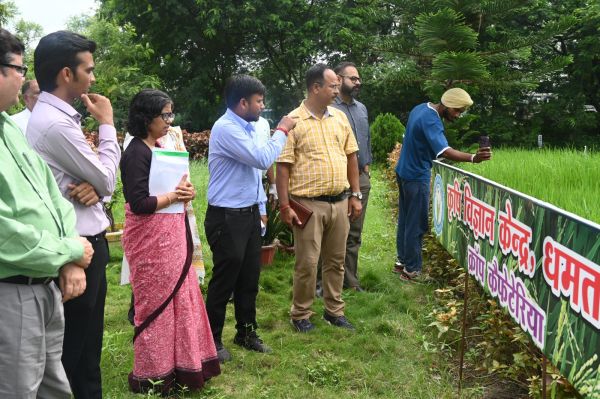 कृषि उत्पादन आयुक्त के साथ संचालक  ने किया जिले में कृषि कार्यों का निरीक्षण 