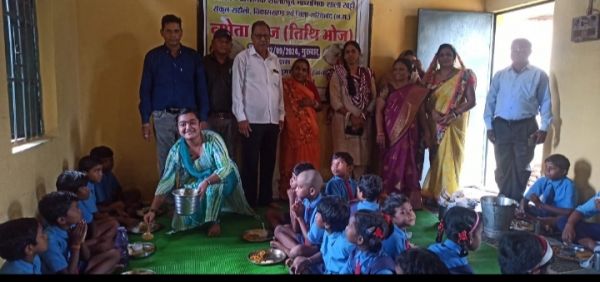 शैक्षिक उपलब्धि पर तेजस्विनी ने दिया न्यौता भोज