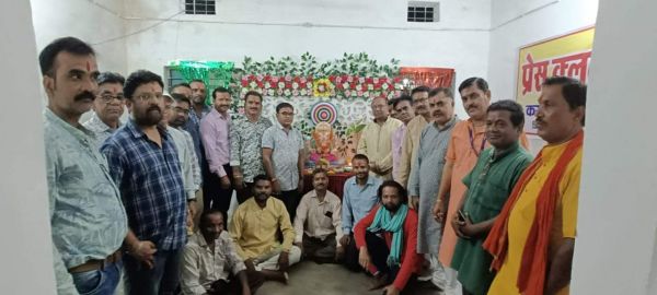 विधायक-प्रतिनिधि सहित वार्ड-पार्षद पहुंचे गणेश आरती में