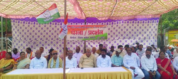 सीमेंट और रेत की बेतहाशा वृद्धि के खिलाफ कांग्रेस का धरना-प्रदर्शन