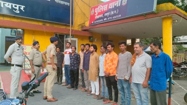 300 से अधिक चाकूबाजों की परेड