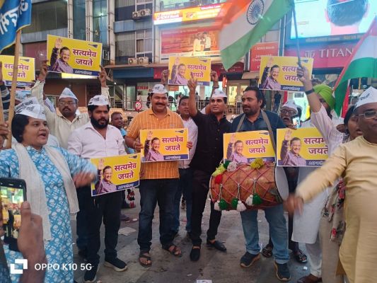 जयस्तंभ चौक में मना आप का जश्न 