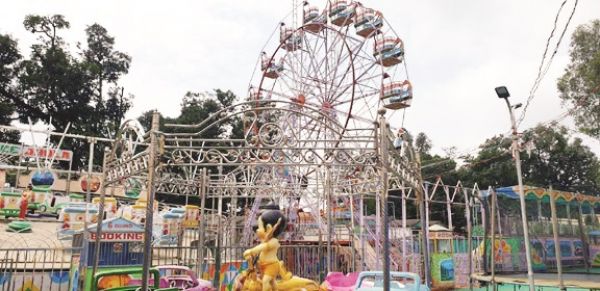 चौपाटी में युवा गणेश उत्सव, मीना बाजार में उत्साह