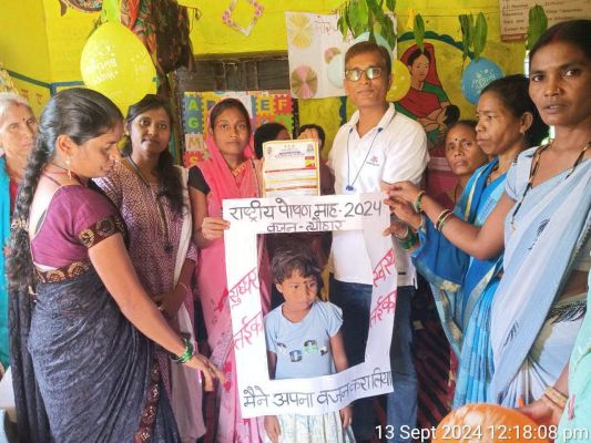 राष्ट्रीय पोषण माह: दूरस्थ अंचल में बच्चों का वजन लिया