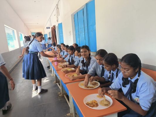 आत्मानंद स्कूल में सम्मान समारोह, न्योता भोज