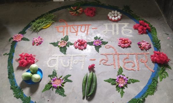 पोषण अभियान में उत्साह से भाग ले रहे बच्चे