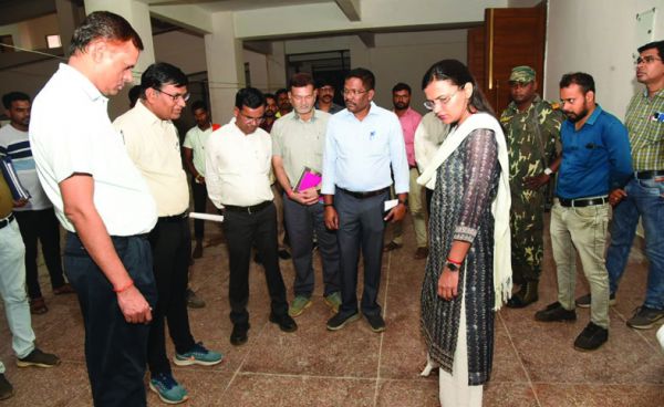 संभागायुक्त और कलेक्टर ने किया निर्माणाधीन विवि भवन का निरीक्षण