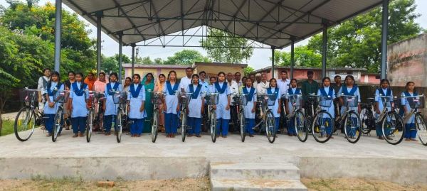 14 छात्राओं को मिली साइकिल