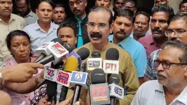 छरछेद हत्याकांड पीडि़त परिवार के घर पहुंचे गुंदरदेही विधायक 