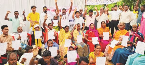  विधायक टेकाम ने वन अधिकार मान्यता पत्र बांटे