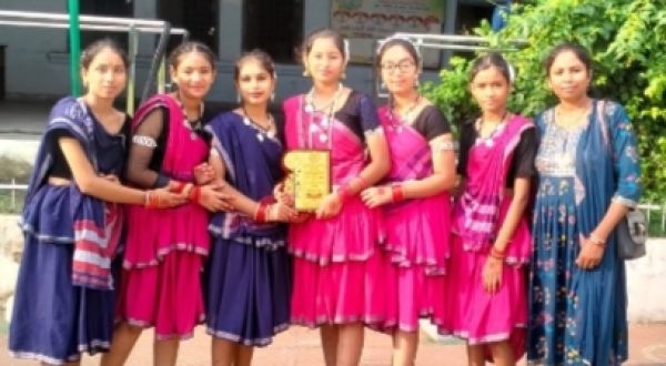 आत्मानंद की छात्राएं लोक नृत्य में तृतीय