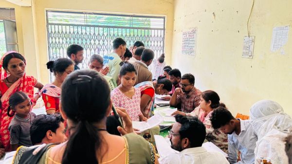 सरकारी स्कूलों में शिविर लगाकर बनाया जा रहा जाति, आय व निवासी प्रमाण-पत्र