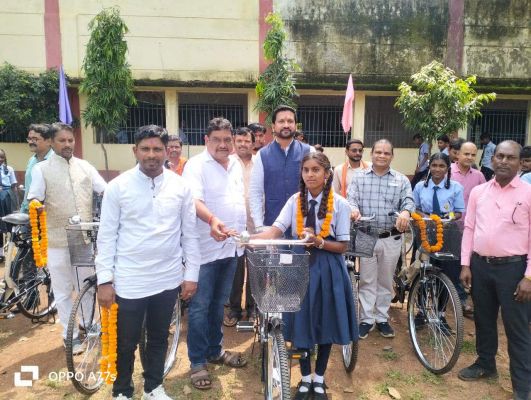 साइकिल मिलने से छात्राओं की राह हुई आसान