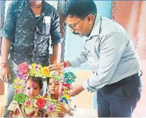 पालकों से पोषण स्तर को जानने बच्चों का कराया वजन