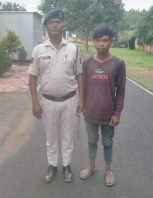 हथकड़ी सहित फरार आरोपी  गिरफ्तार, अन्य की तलाश 