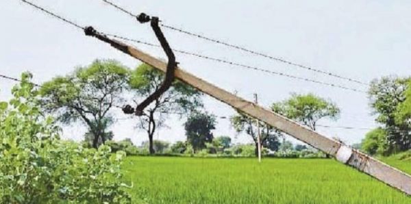 झुकते पोल व झूलते तार, किसान बिजली विभाग के काट रहे चक्कर  