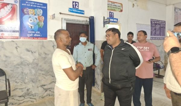 कलेक्टर देर रात पहुंचे जिला अस्पताल, स्वास्थ्य सुविधाओं का लिया जायजा