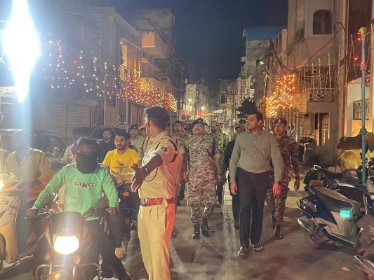 पुलिस ने शहर में किया फ्लैग मार्च