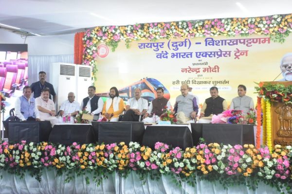 राज्यपाल के बाजू से उठाकर विधायक, राज महंत कोर्सेवाड़ा को मंच पर जब पीछे में बिठाया गया