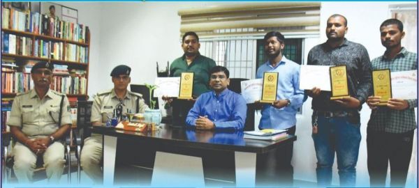 सडक़ दुर्घटना में घायलों की जान  बचाई, एसएसपी ने किया सम्मानित