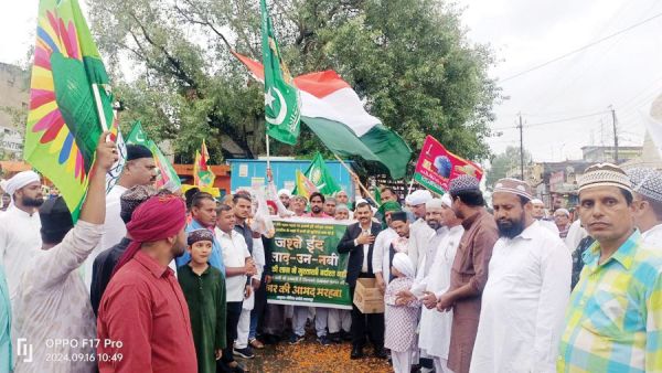 ईद मिलादुन्नबी पर बरसते पानी में निकाला जुलूस