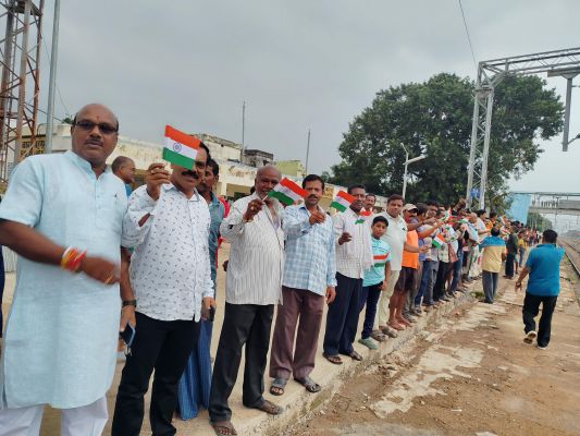 बागबाहरा में वन्देभारत देखने उमड़े लोग